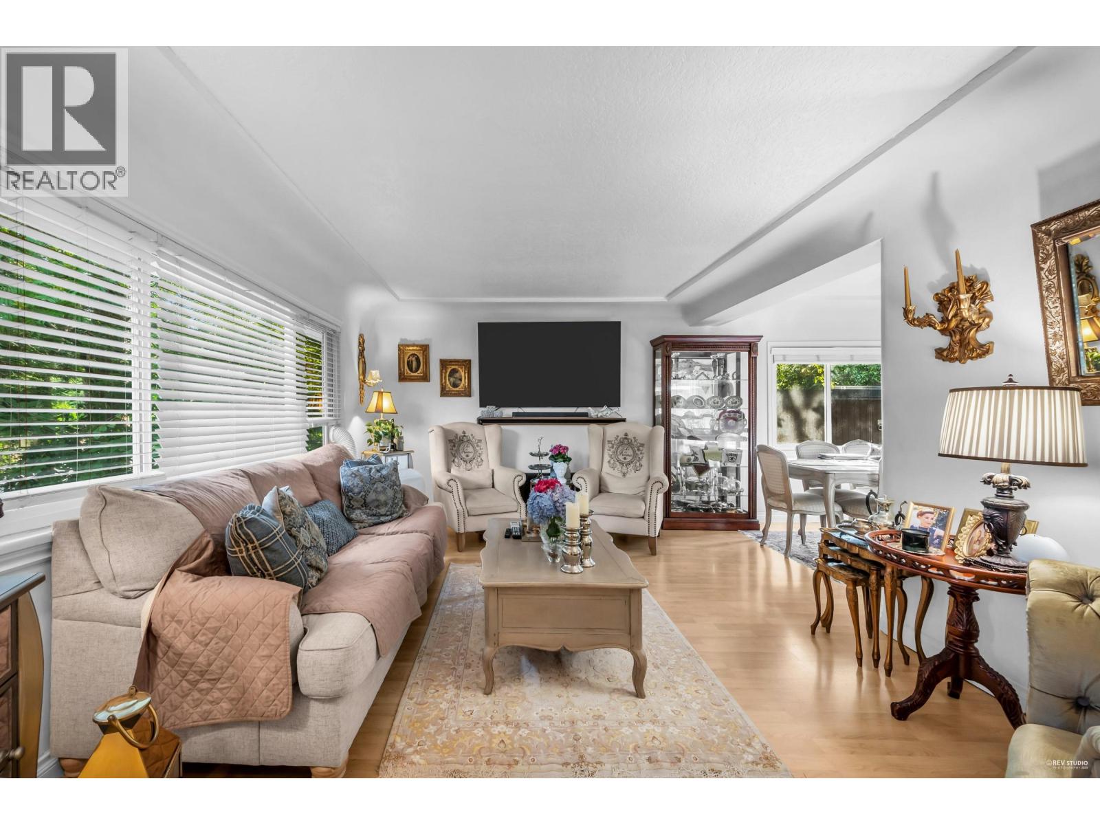 1052 Montroyal Blvd, North Vancouver, BC V7R 2H4