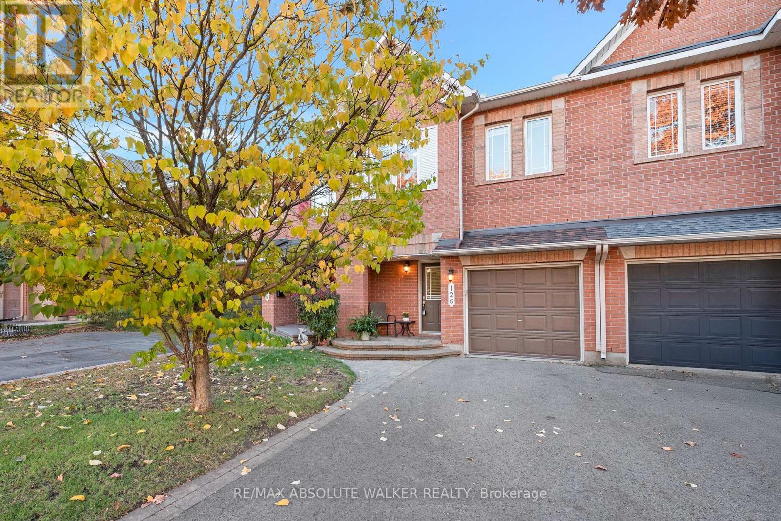 126 Forestcrest St, Ottawa, ON K1C 7R3