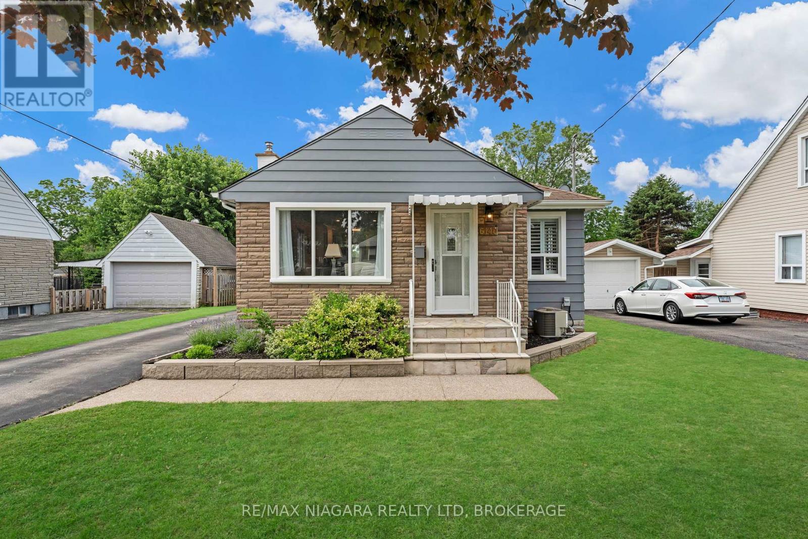 6140 Collins Dr, Niagara Falls, ON L2G 2S2