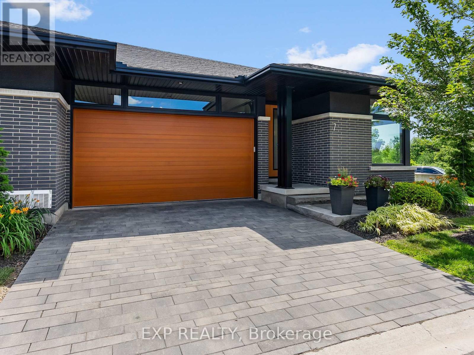 7 Taliesin Trl, Welland, ON L3C 0H5