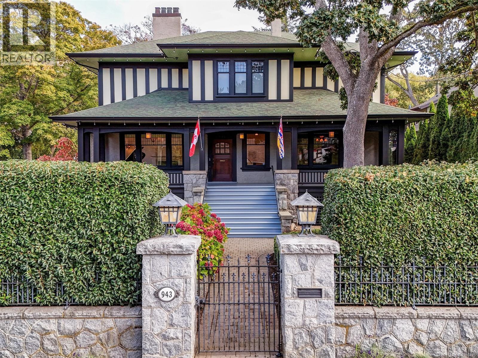 943 St Charles St, Victoria, BC V8S 3P8