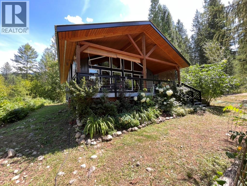 5940 Cedar Creek Rd, Winlaw, BC V0G 2J0