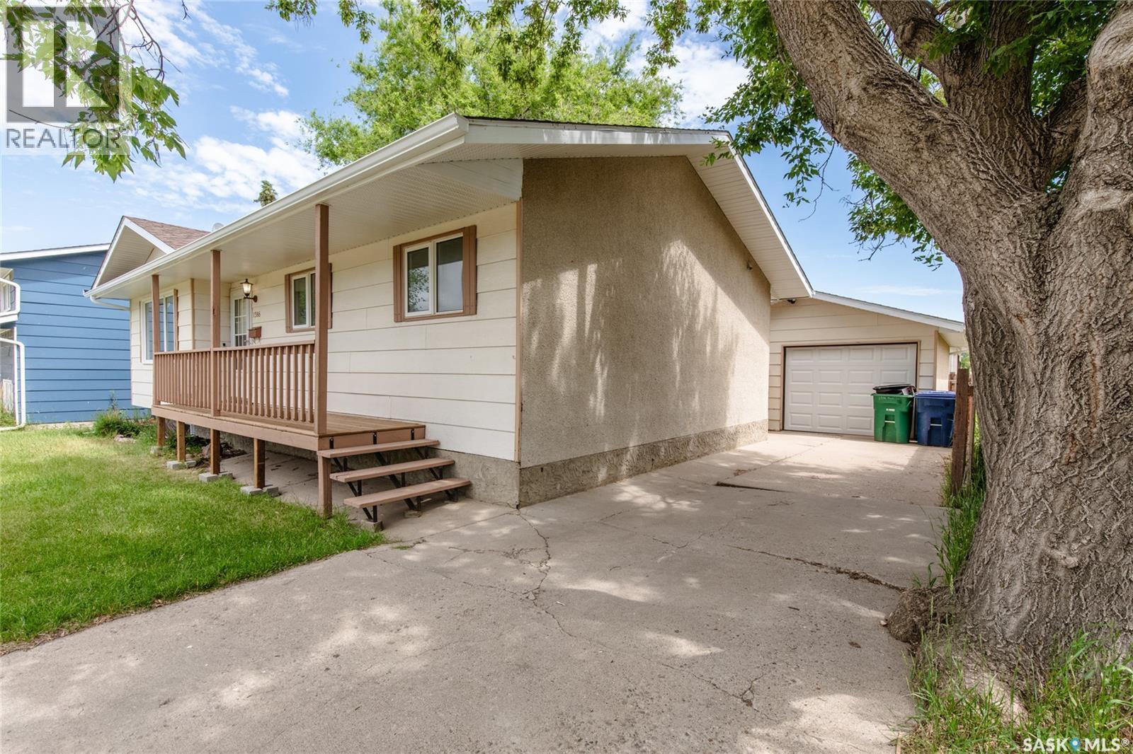 1386 Manitou Cres, Moose Jaw, SK S6H 7C5