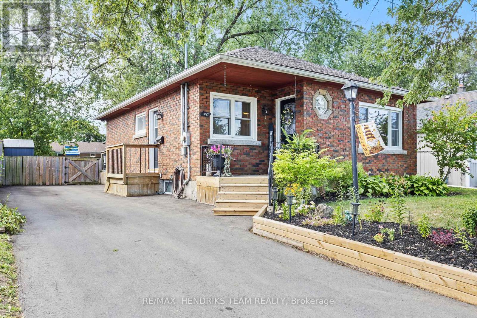 40 Alexandra Blvd, St. Catharines, ON L2P 1J9