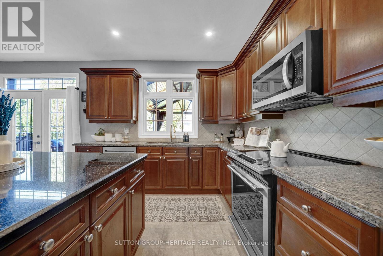 102 Kennett Dr, Whitby, ON L1P 1L5