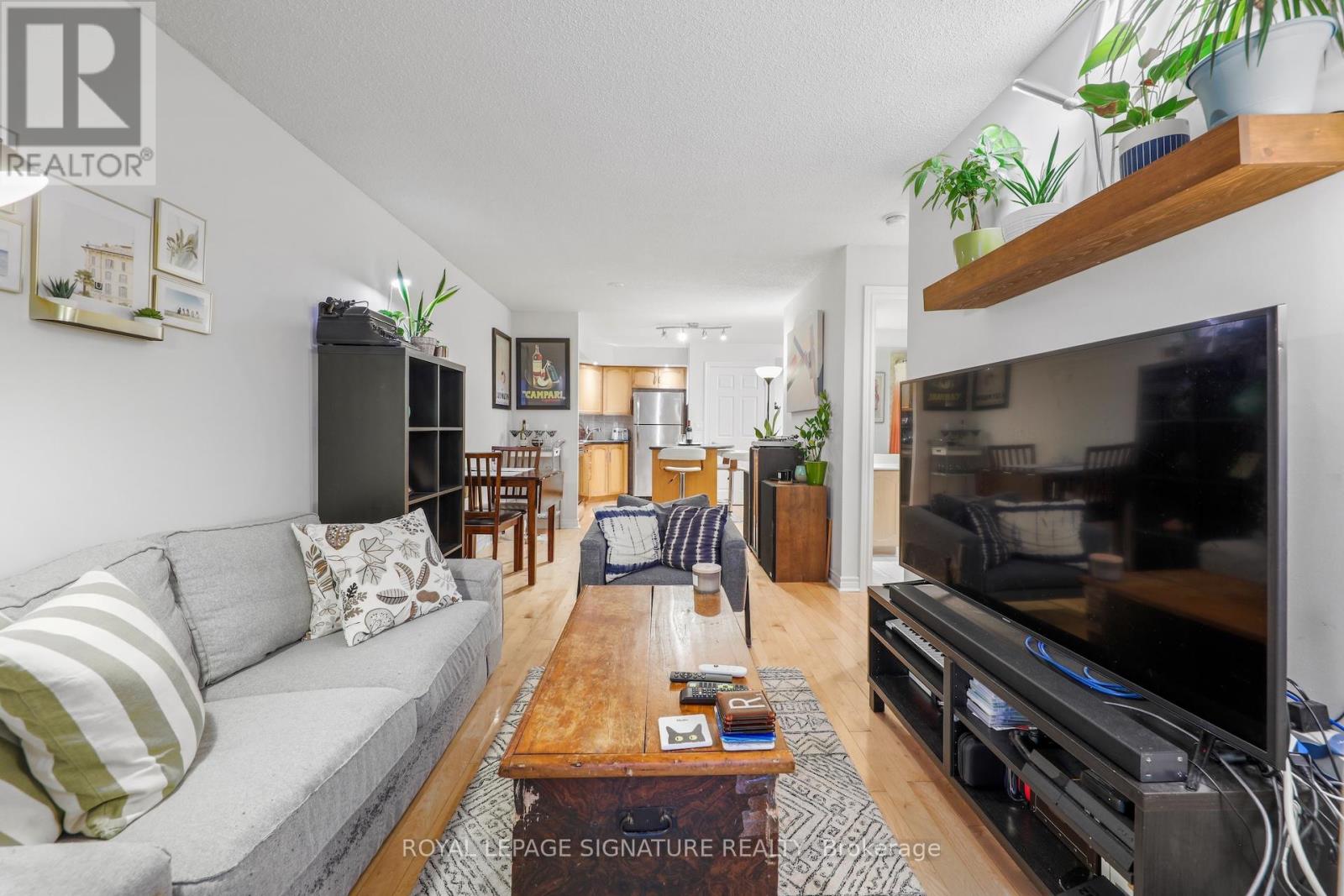 343 250 Wellington St W, Toronto, ON M5V 3W1