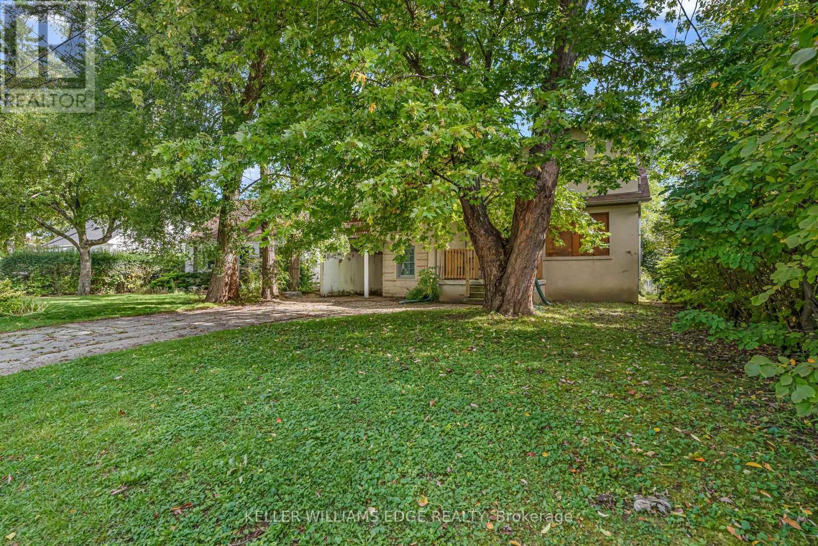 63 Minnewawa Rd, Mississauga, ON L5G 1C6