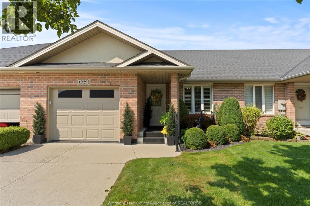1929 Venetian, Windsor, ON N8P 2A1