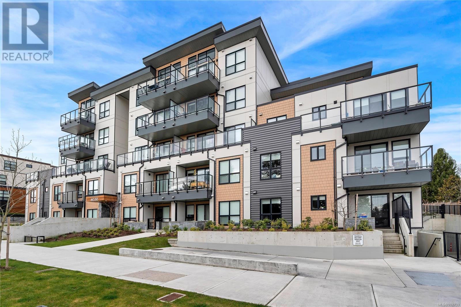 4030 Shelbourne St Unit 205 St, Saanich, BC V8N 3E4
