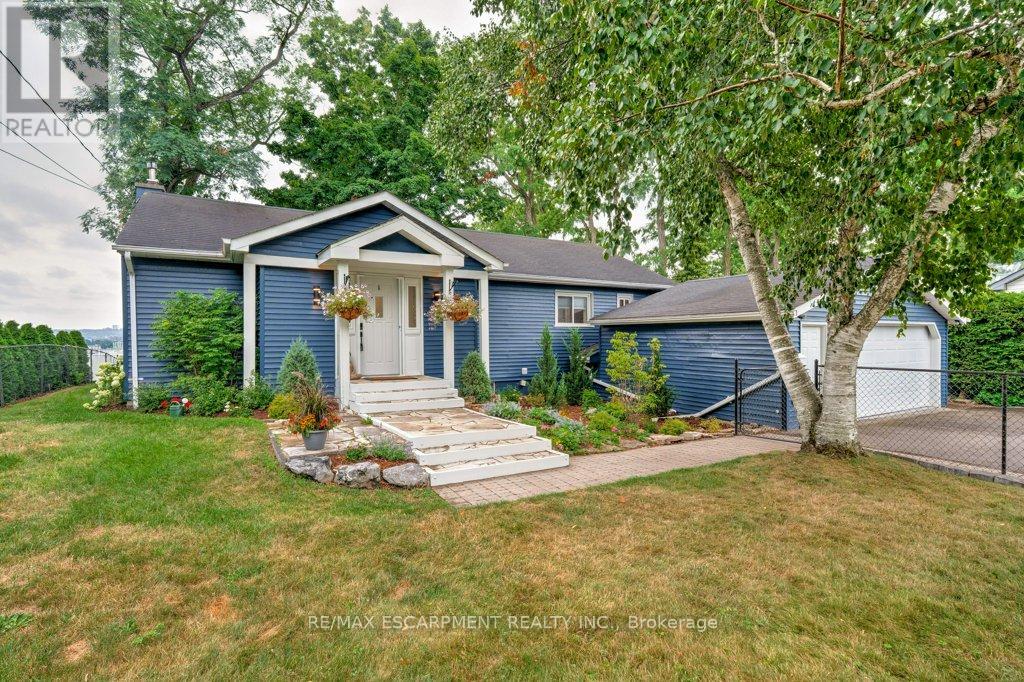 636 W Oval Dr, Burlington, ON L7T 1B9
