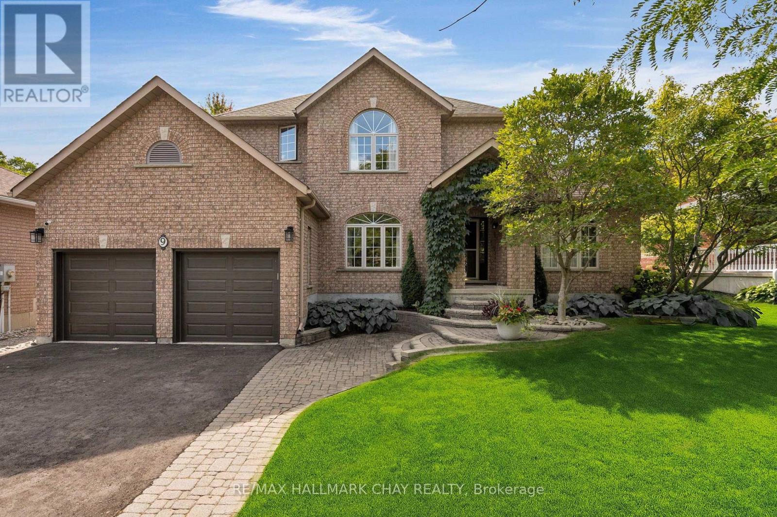 9 Crimson Ridge Rd, Barrie, ON L4N 8P2