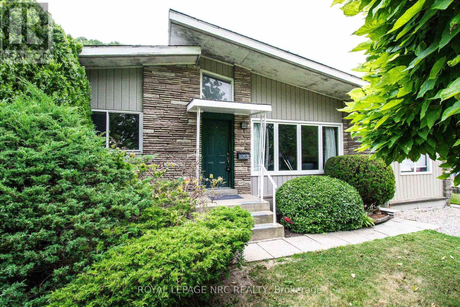 128 Woodside Dr, St. Catharines, ON L2T 1X2