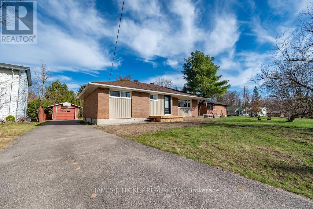 101 Birch St, Deep River, ON K0J 1P0