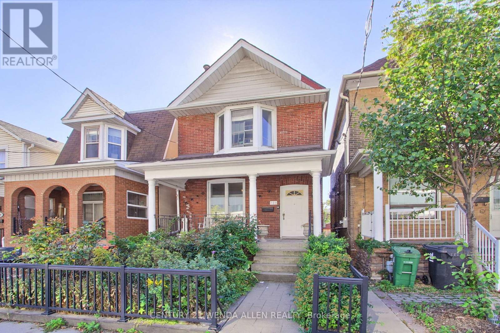 729 Dupont St, Toronto, ON M6G 1Z5