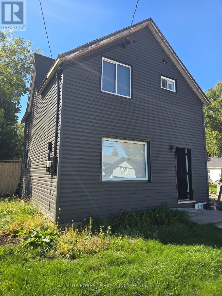 214 Elizabeth St, Southwest Middlesex, ON N0L 1M0