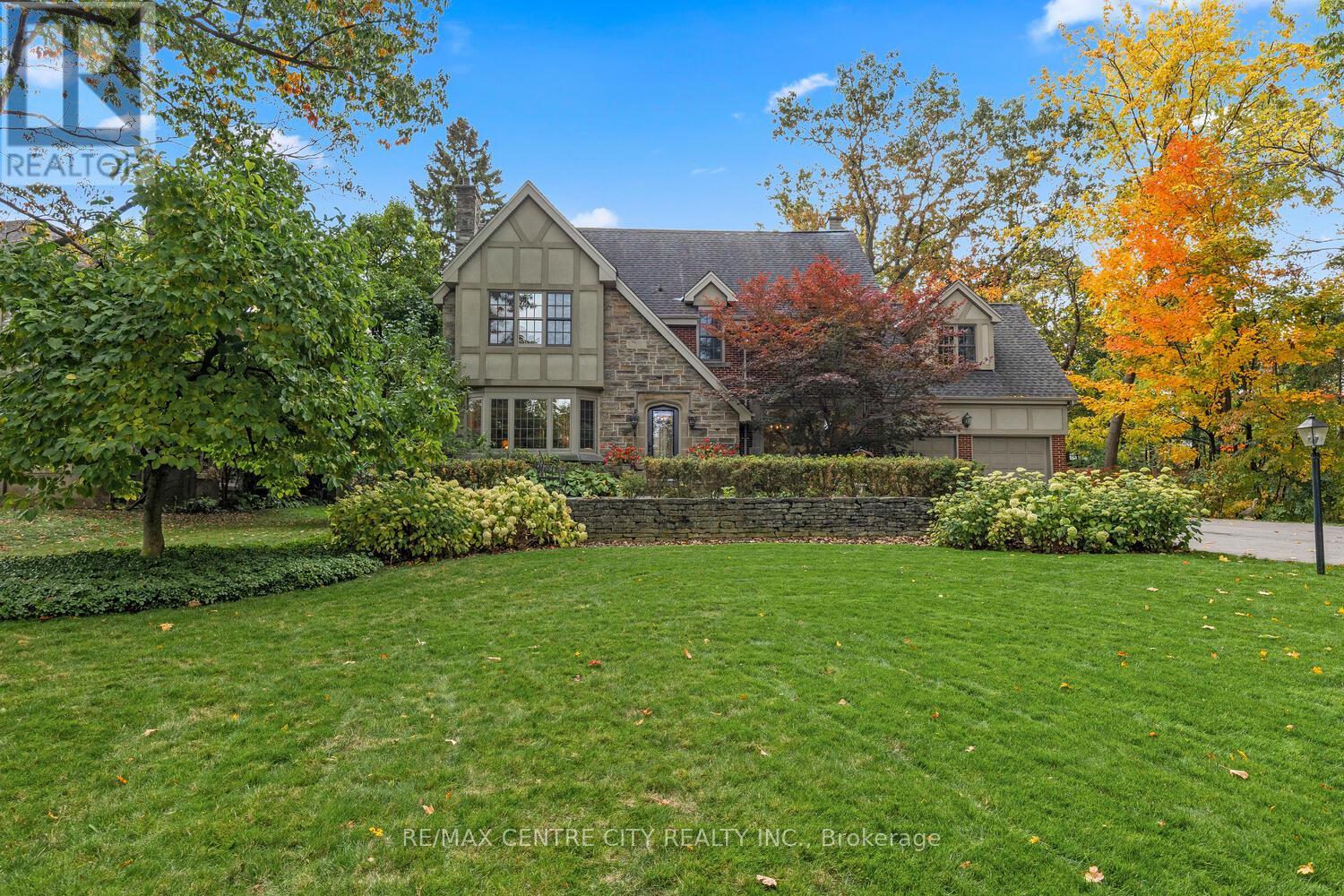 1025 Scenic Dr, Hamilton, ON L9C 1H8