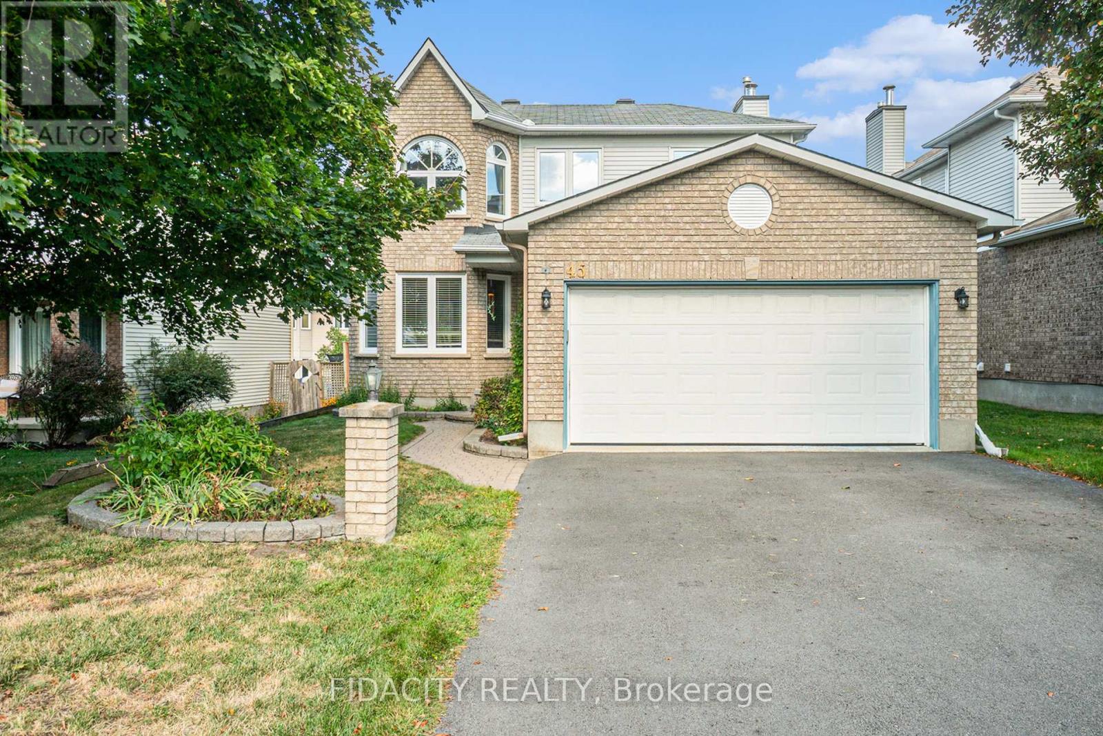 45 Rowe Dr, Ottawa, ON K2L 3Y9