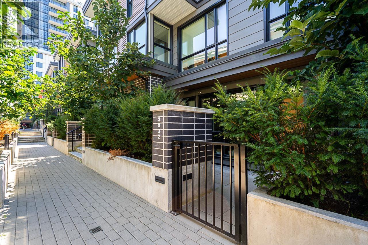 3932 Dumfries St, Vancouver, BC V5N 5R3