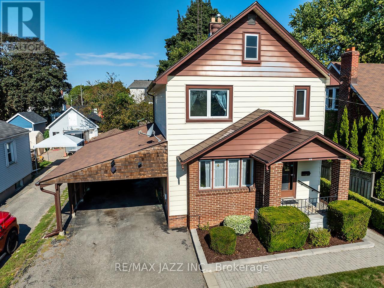 30 Thomas St, Oshawa, ON L1H 3W5
