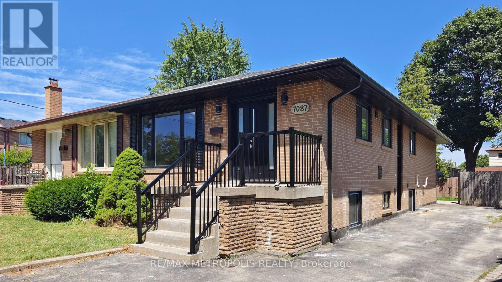 7087 Landen Ct, Mississauga, ON L4T 2H9