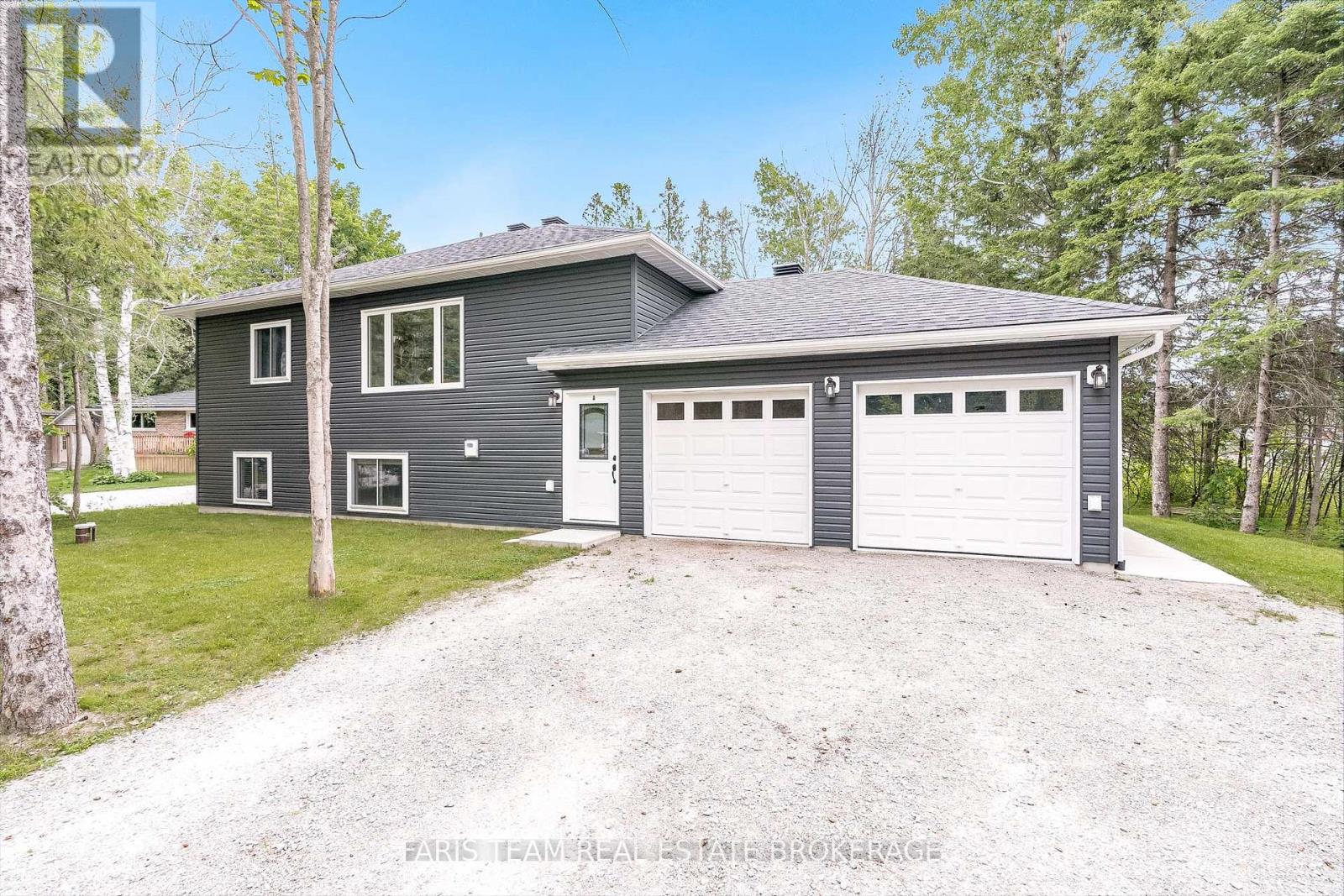 2082 Centre Ave, Severn, ON L3V 6H3