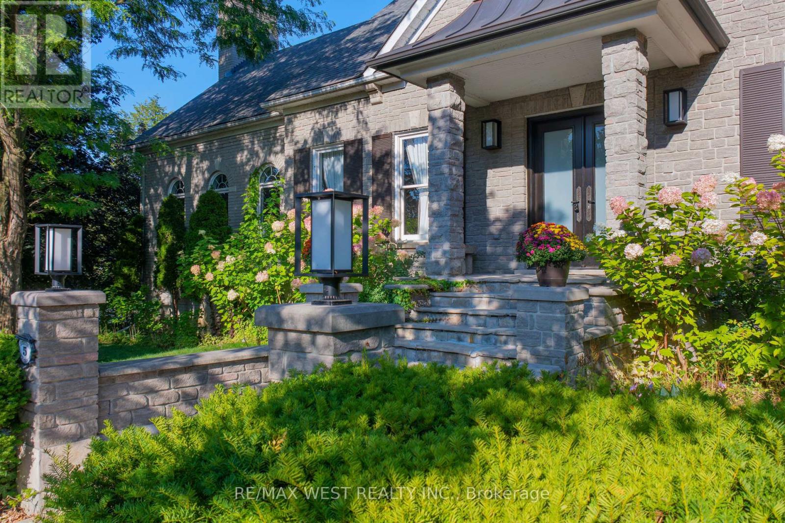 5 Humberview Dr, Vaughan, ON L4H 1B1