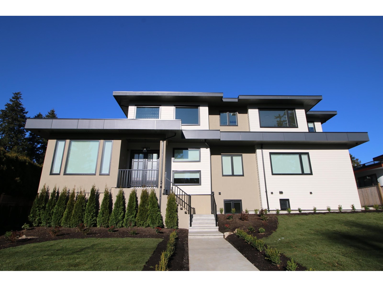 13525 16 Avenue, Surrey, BC V4A 9K9