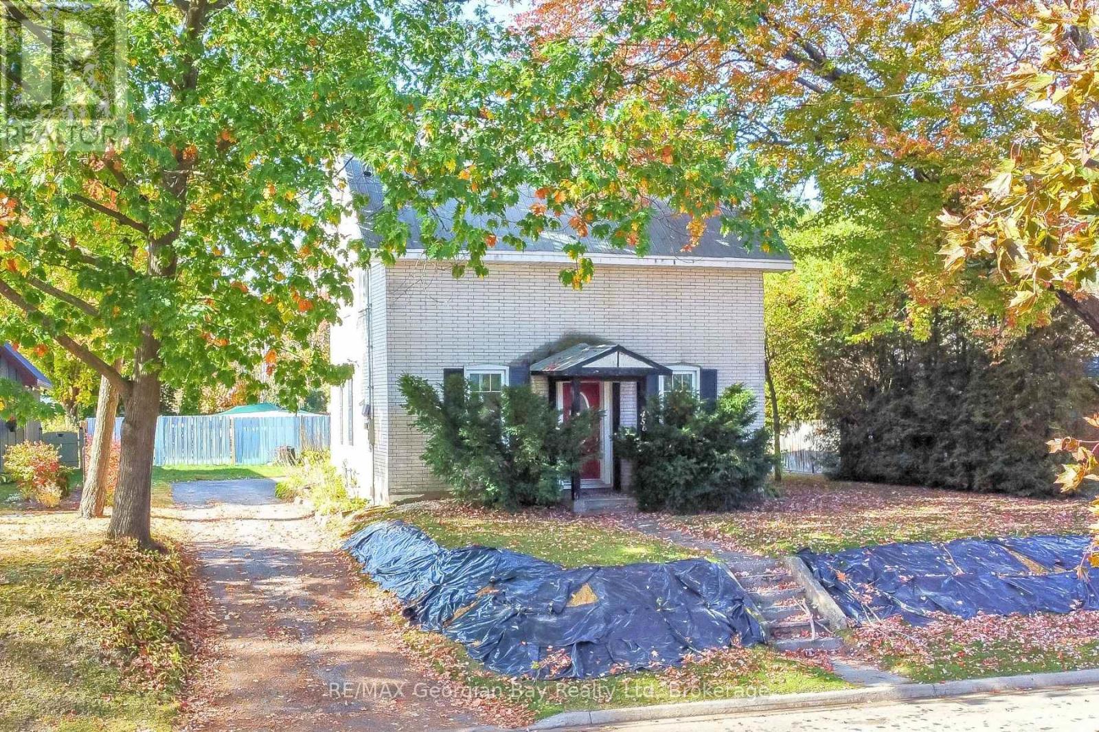 456 Queen St, Midland, ON L4R 3J4