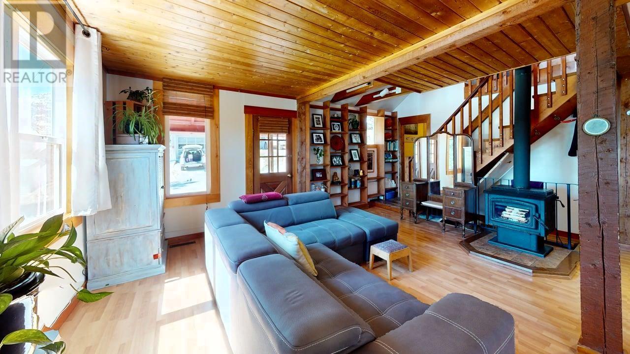 2034 Cliff St, Rossland, BC V0G 1Y0