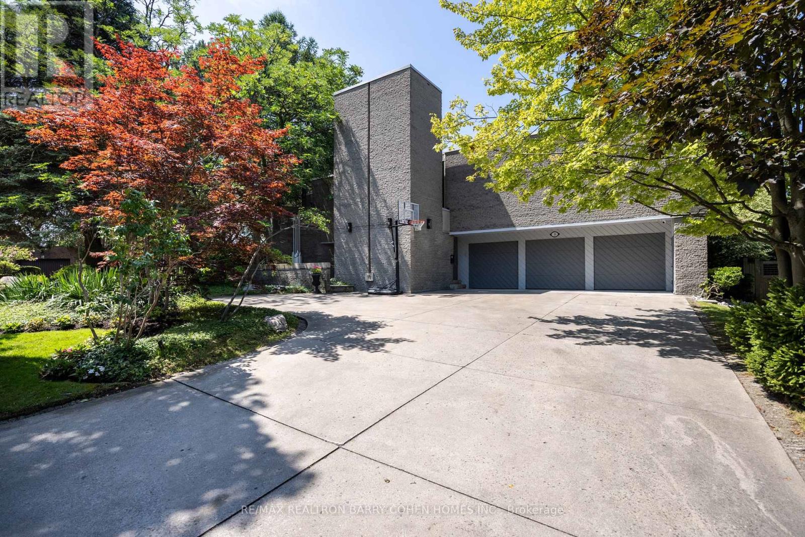 10 Penwood Cres, Toronto, ON M2L 1E1