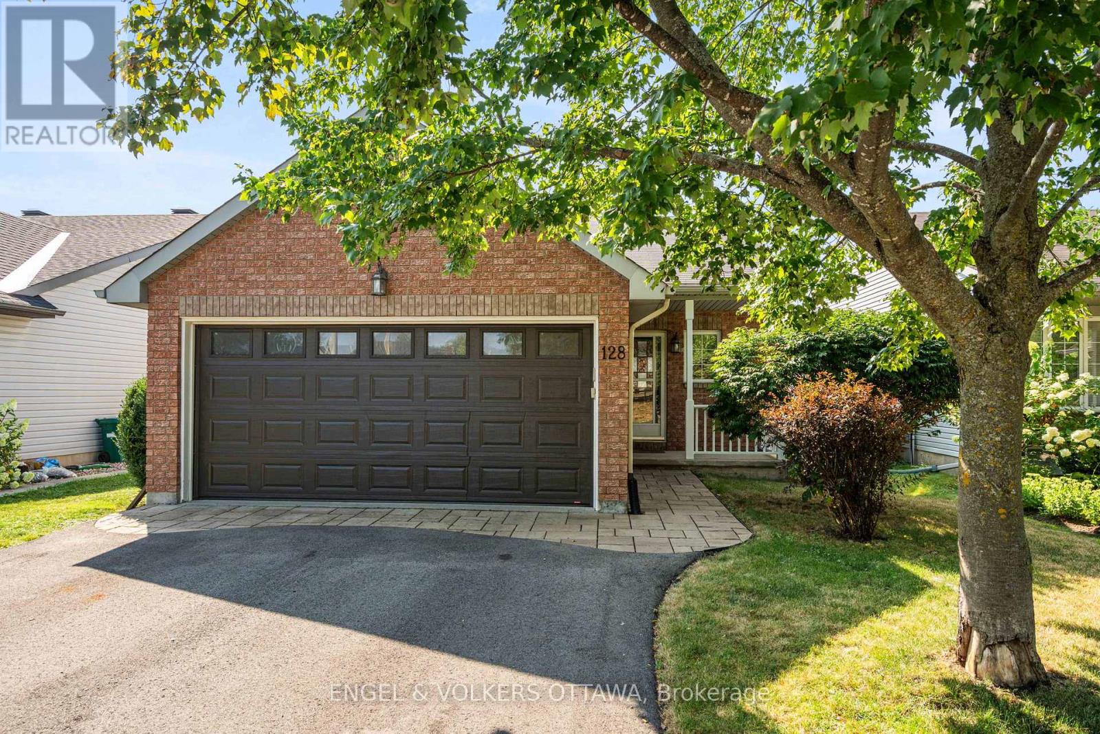 128 Grandpark Cir, Ottawa, ON K1G 6R5