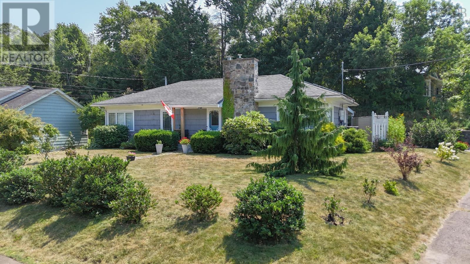 141 Crescent St, Bridgewater, NS B4V 1K9