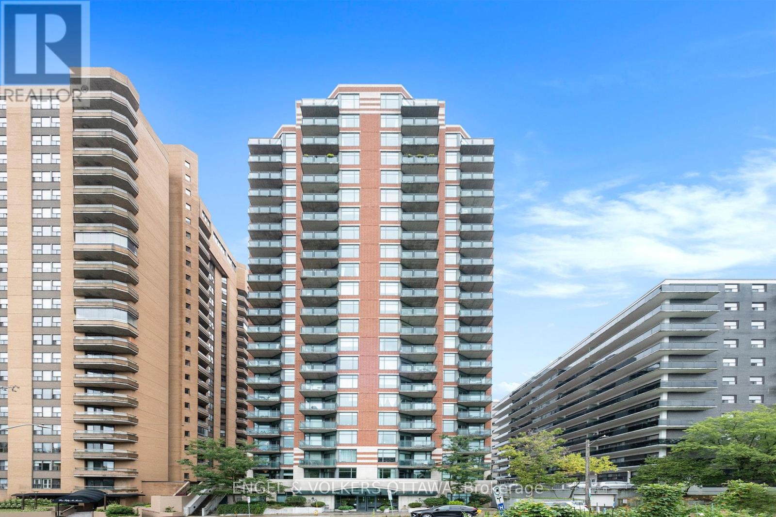 203 570 Laurier Ave W, Ottawa, ON K1R 1C8