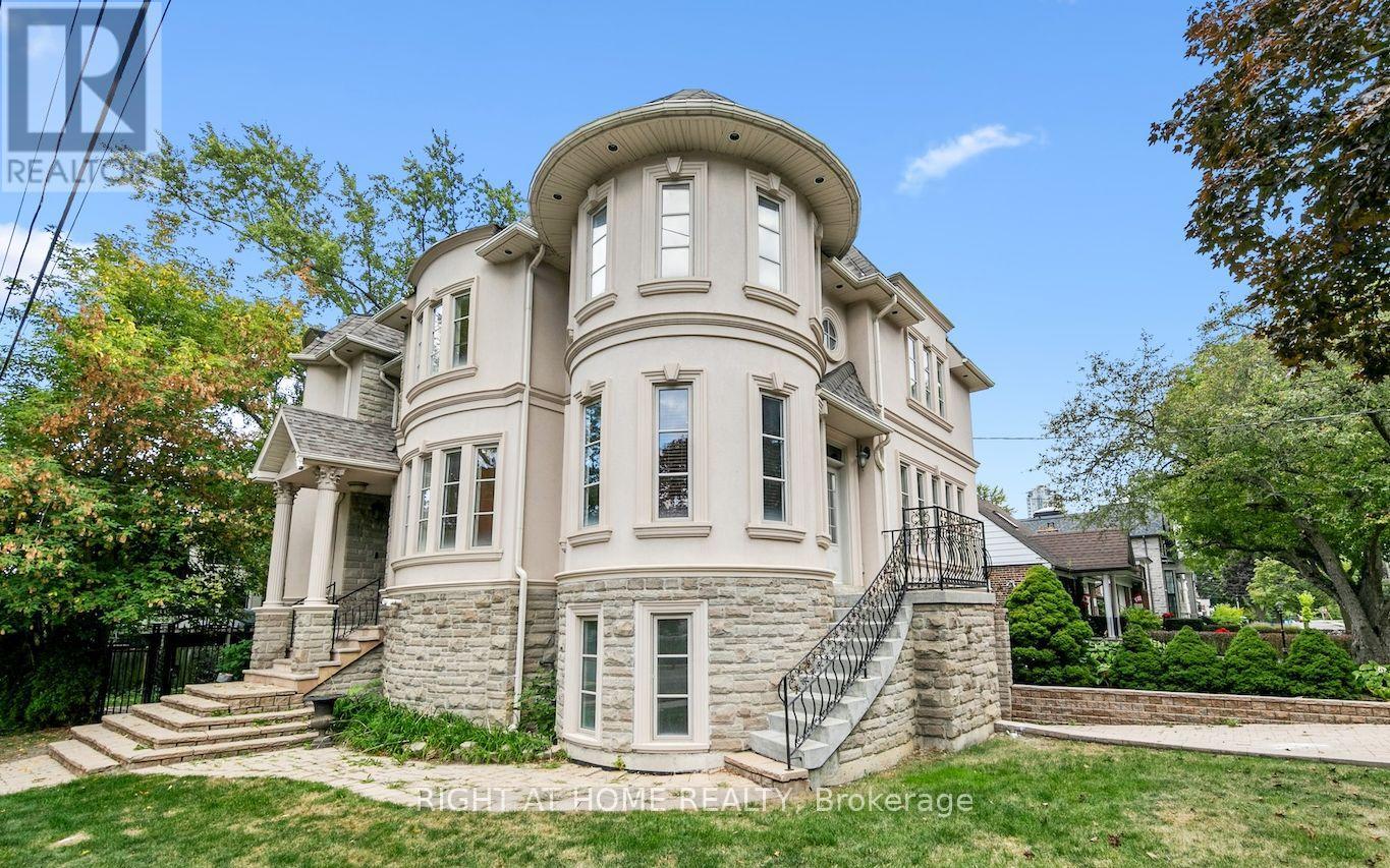 125 Kingsdale Ave, Toronto, ON M2N 3W5