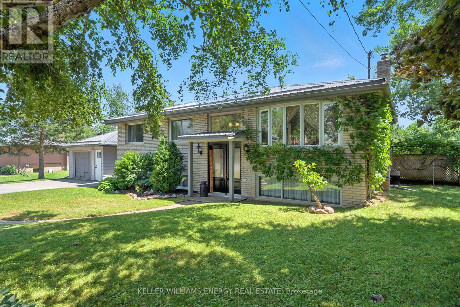 685 Young St, Selwyn, ON K9J 6X2