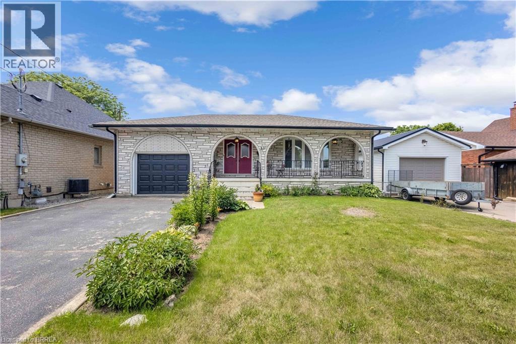 32 Thornton Dr, Brantford, ON N3R 6M2