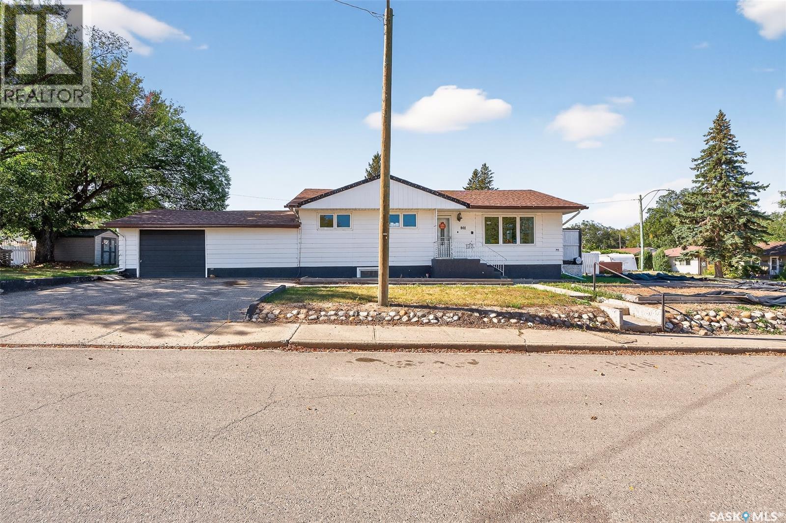 801 Vaughan St, Moose Jaw, SK S6H 5N6