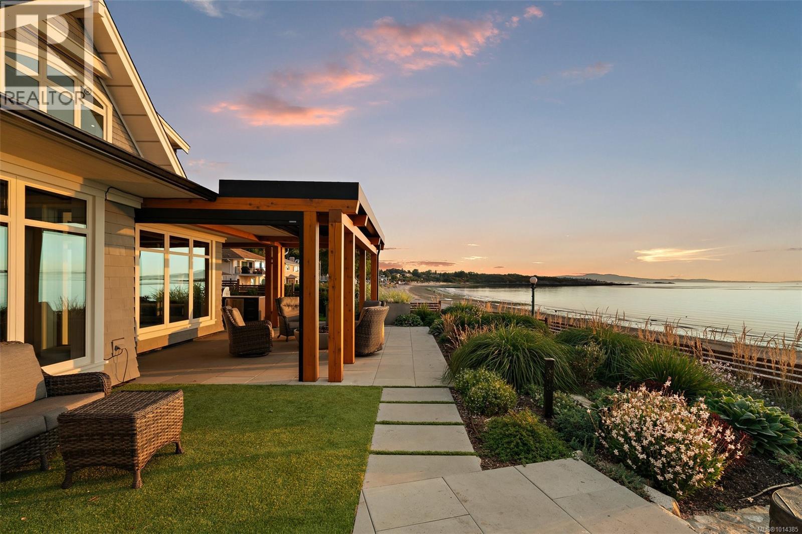 2072 Esplanade, Oak Bay, BC V8R 5H2