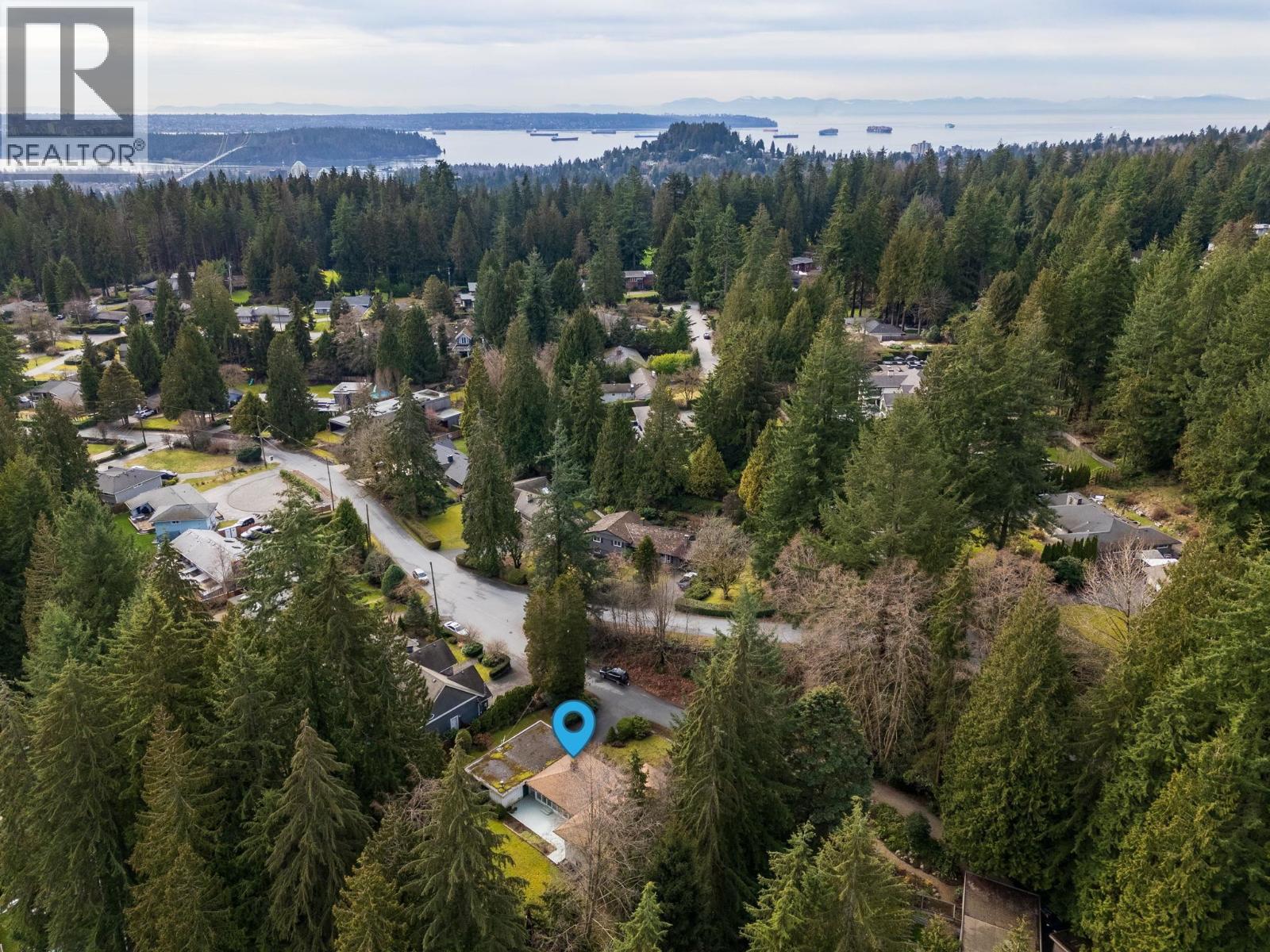 350 St James Cres, West Vancouver, BC V7S 1J8