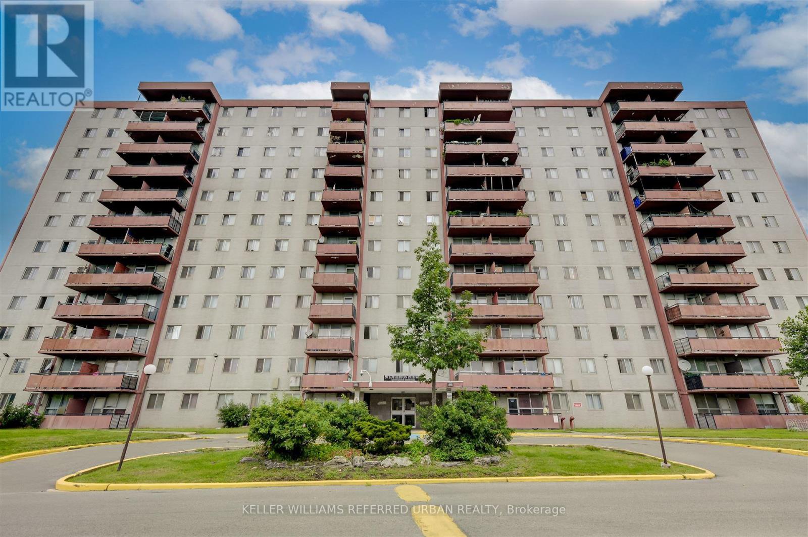 907 50 Lotherton Pathway, Toronto, ON M6B 2G7