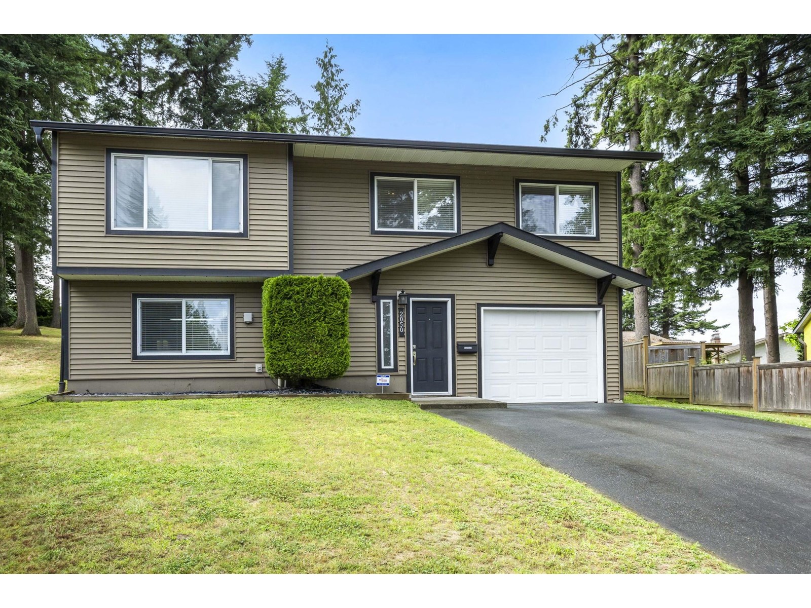 2050 Eldorado Pl, Abbotsford, BC V2S 5K4