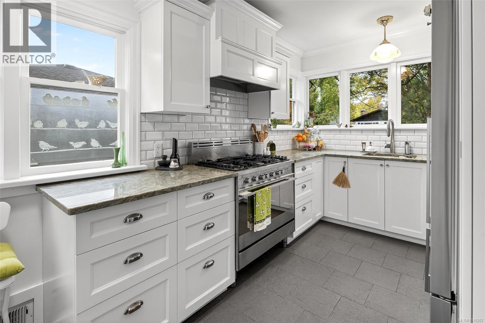 416 Richmond Ave, Victoria, BC V8S 3Y4