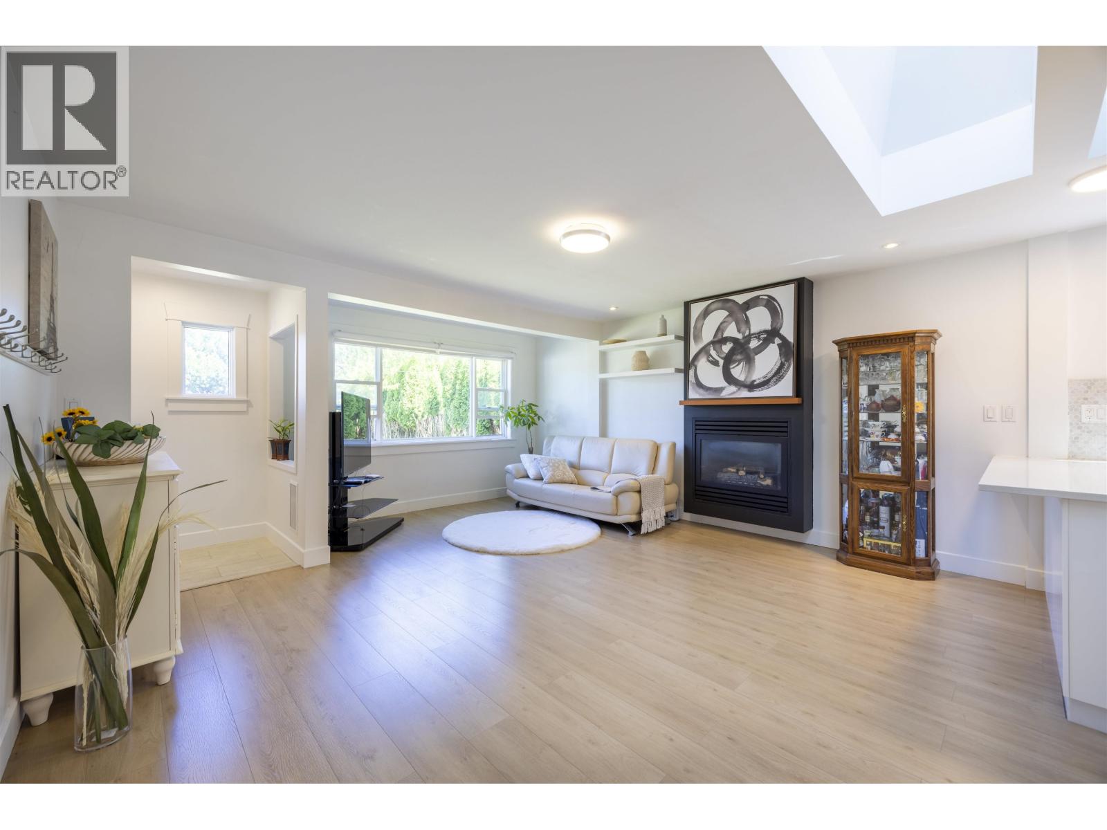 931 Sperling Ave, Burnaby, BC V5B 4H7