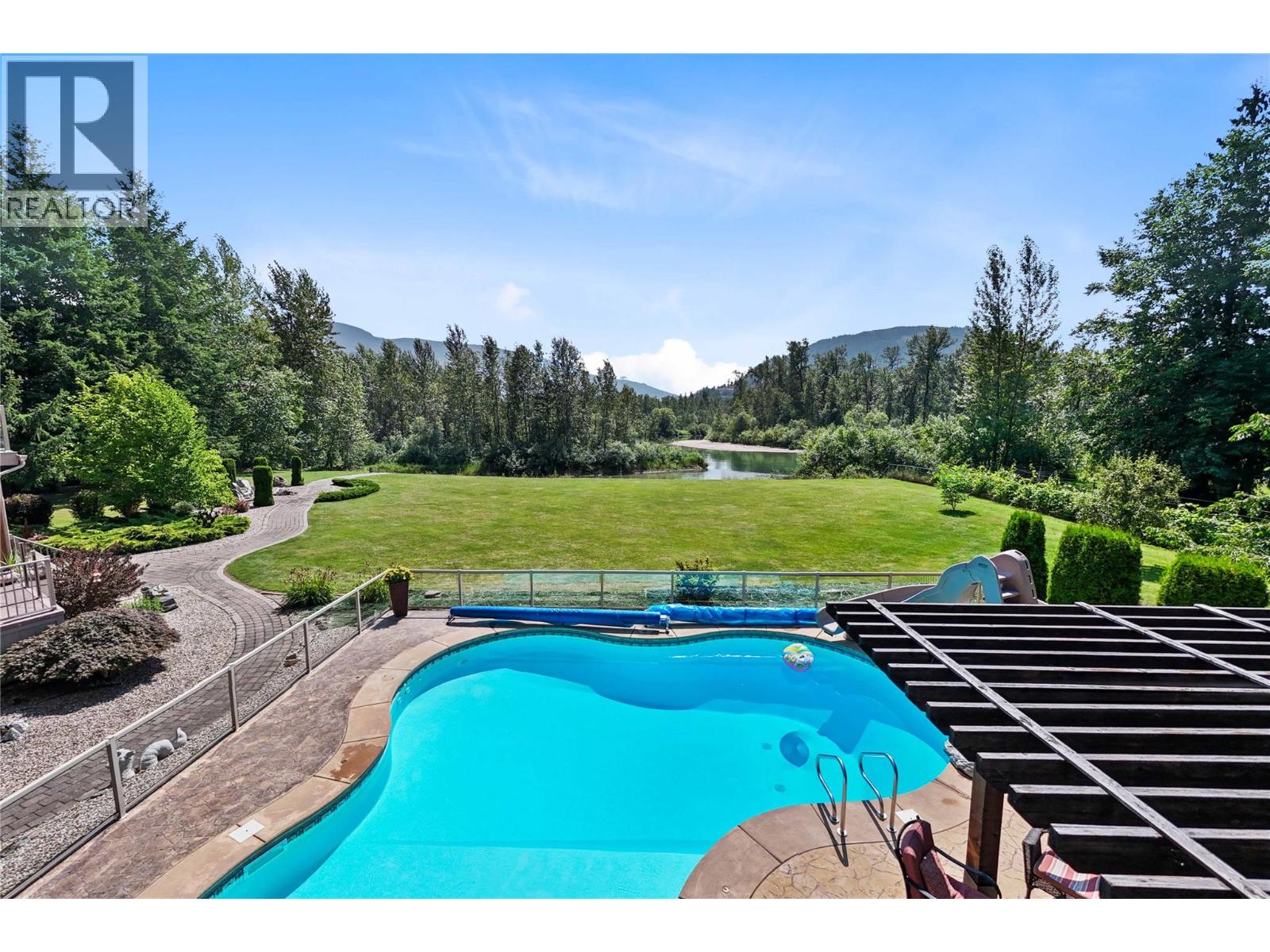 33 Old Town Rd, Sicamous, BC V0E 2V4