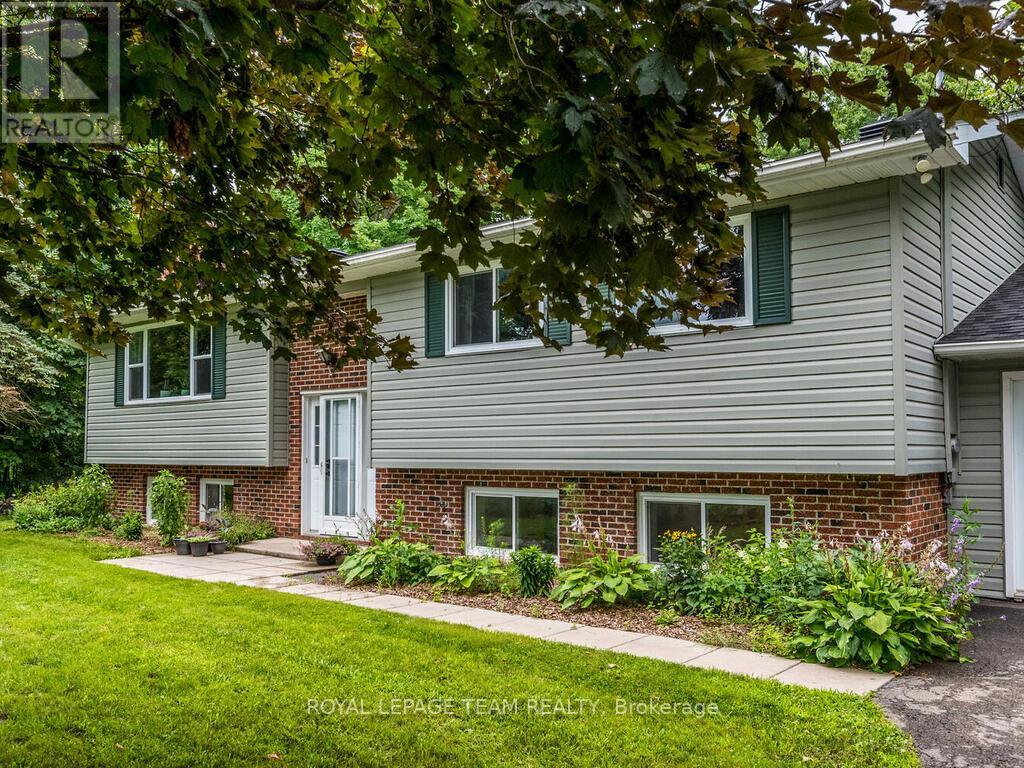 6677 Roger Stevens Dr N, Montague, ON K7A 4S6