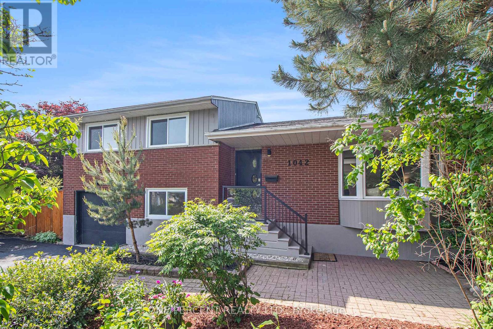 1042 Harkness Ave, Ottawa, ON K1V 6P2
