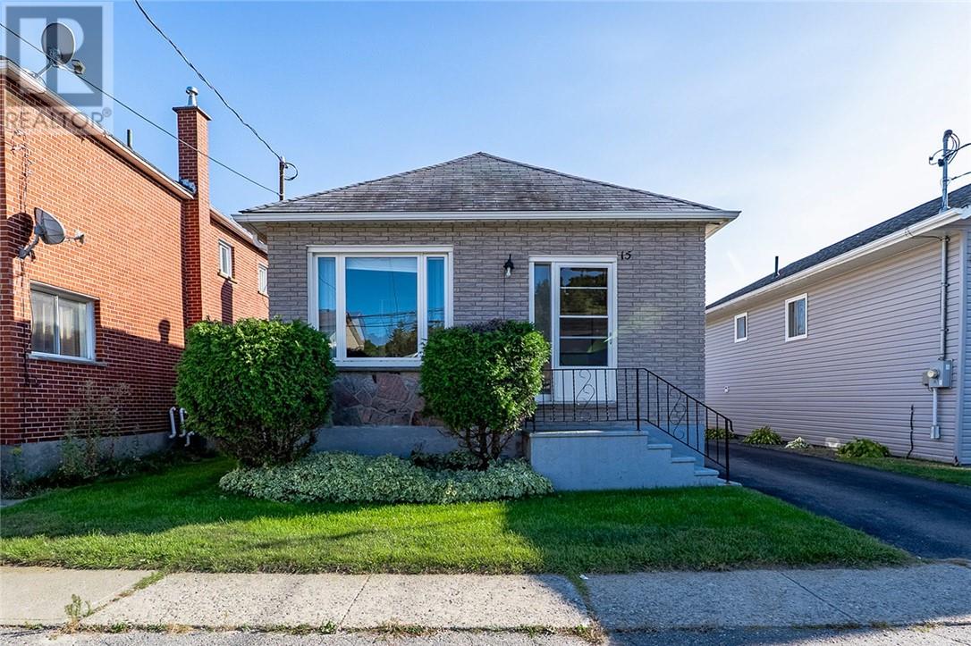 15 Caruso St N, Coniston, ON P0M 1M0