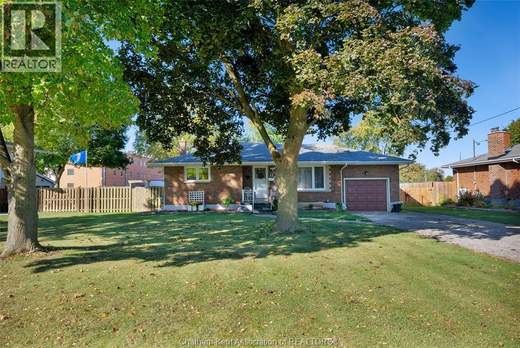11 Highland Dr, Wallaceburg, ON N8A 2K4
