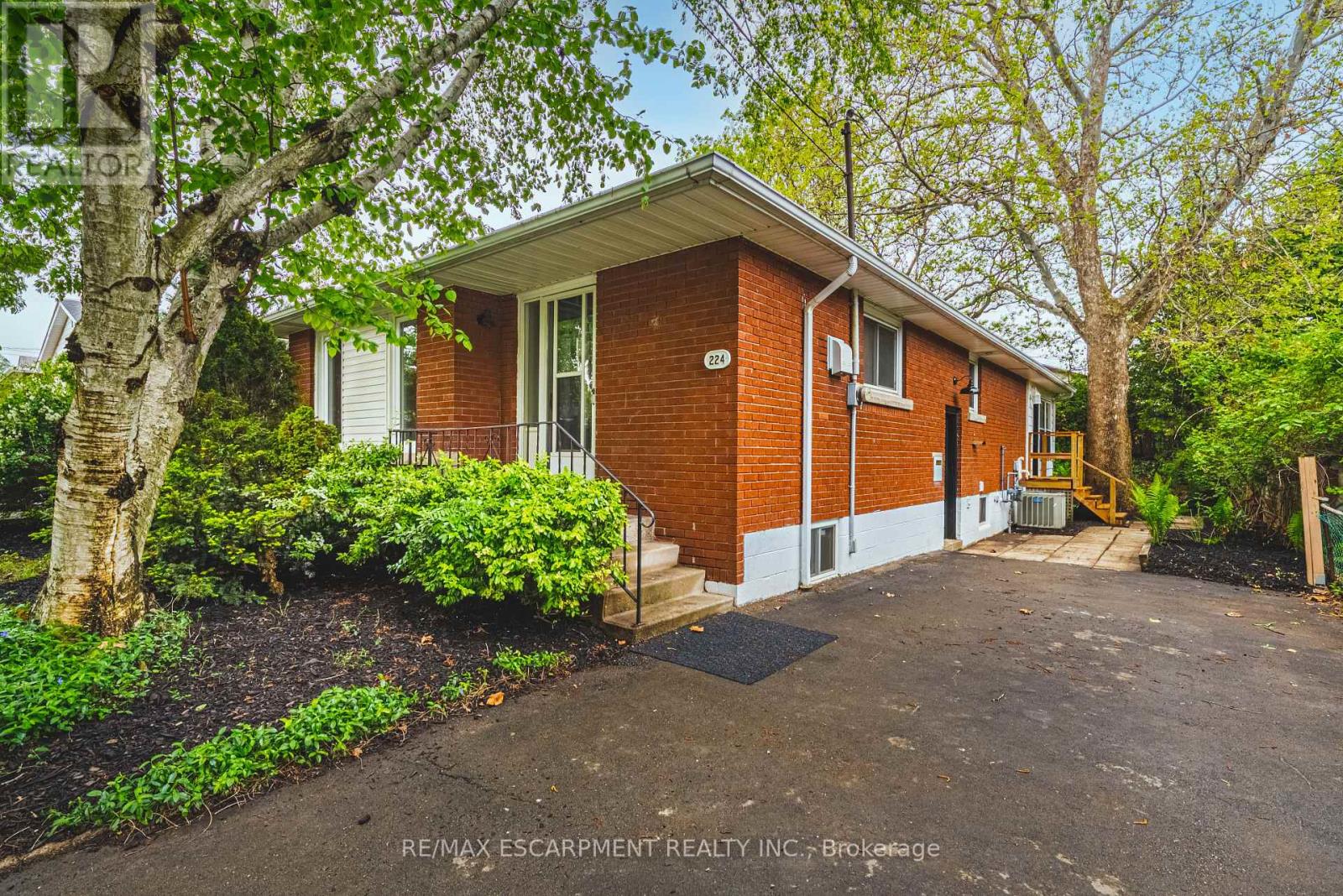 224 W 16th St, Hamilton, ON L9C 4C6