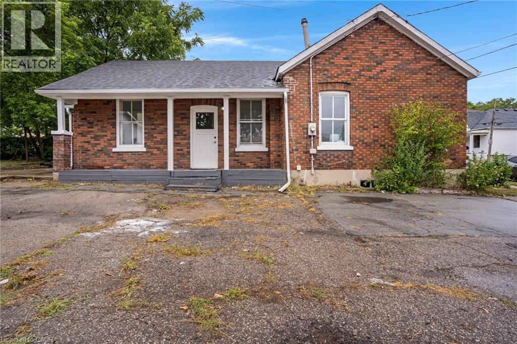 32 Niagara St, Brantford, ON N3R 4E2